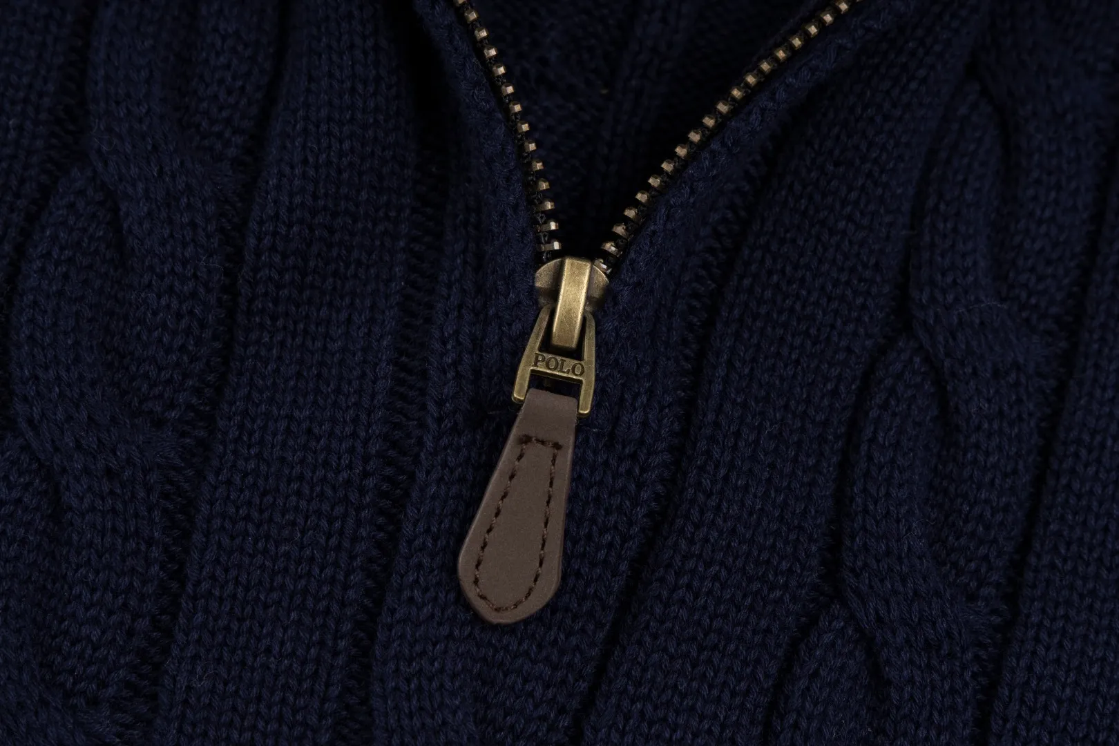 P236 #R92 RALPH LAUREN Ralph Lauren fifteen colors classic small label embroidery logo turtleneck pullover half-zip knitted cable sweater with high-density LOGO embroidery on the chest and original customized tag accessories. Made of pure cotton yarn, pure cotton is skin-friendly and comfortable, small label war horse embroidered twist turtleneck sweater 🐎 high quality, follow the blogger to learn how to wear it! Let’s buy a Ralph Lauren cable sweater. It’s a super hard-to-find series after it became popular. It’s hard to find one on the official website. It’s simple and practical to wear, with a lazy and loose feel. The thickened fabric has more texture, feels soft and delicate, and has a loose fit. Whether worn alone or layered, you can wear different styles of fashion with just one piece!   Size：XS S M L
